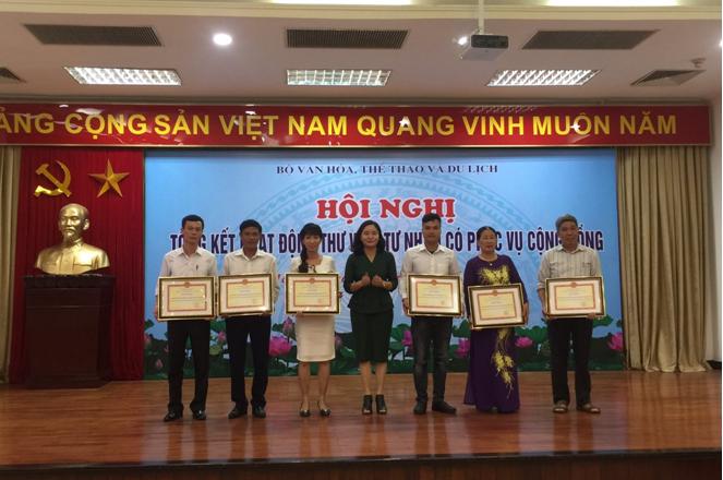 Thứ trưởng Trịnh Thị Thủy tặng Bằng khen của Bộ VHTTDL cho đại diện các thư viện cho đại diện các thư viện cộng đồng có thành tích phục vụ cộng đồng năm 2019