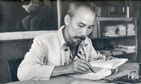 Việc đọc và tự học suốt đời theo tấm gương Chủ tịch Hồ Chí Minh luôn được người khiếm thị chú trọng Ảnh: Tư liệu