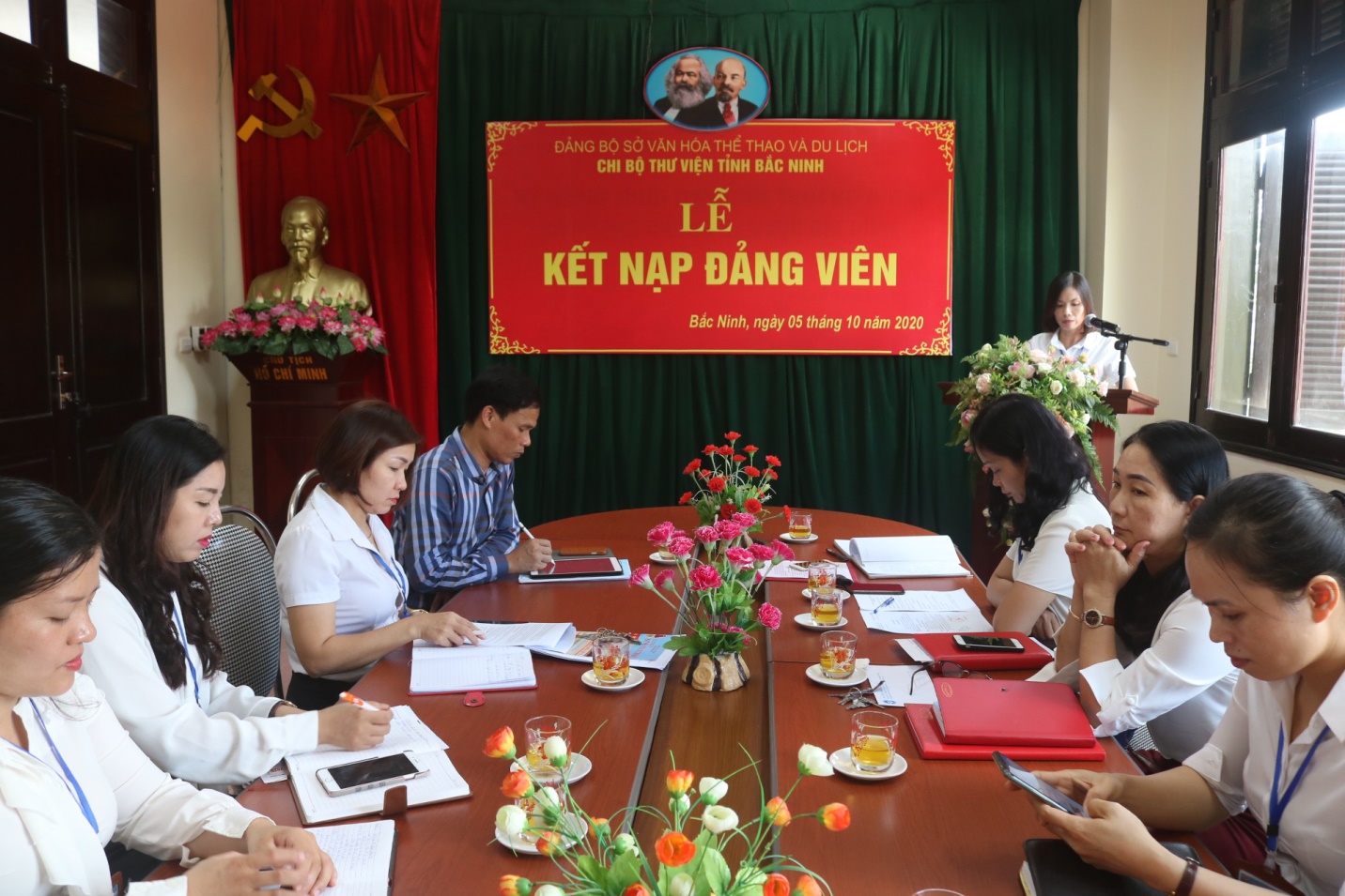 Chi bộ Thư viện tỉnh Bắc Ninh tổ chức Lễ kết nạp Đảng viên mới