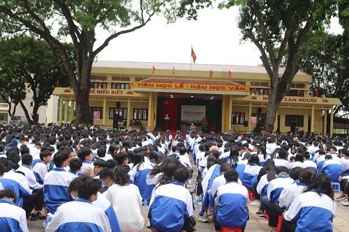 Diễn giả trao đổi kinh nghiệm với học sinh trường THPT Hàn Thuyên.