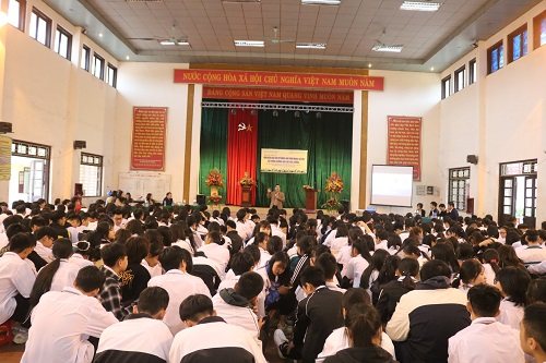 Diễn giả đang trao đổi kinh nghiệm với học sinh trường THPT Hoàng Quốc Việt