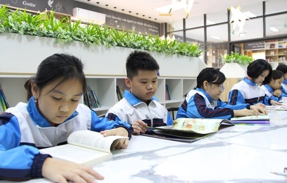 Học sinh Trưởng Tiểu học Suối Hoa (phường Suối Hoa, TP Bắc Ninh) đọc sách trong không gian mở ở Thư viện tỉnh Bắc Ninh.