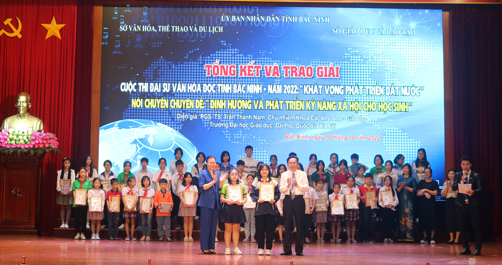 Lãnh đạo Ban Tuyên giáo Tỉnh ủy và Sở Văn hóa, Thể thao và Du lịch trao danh hiệu Đại sứ văn hóa đọc cho 2 em học sinh