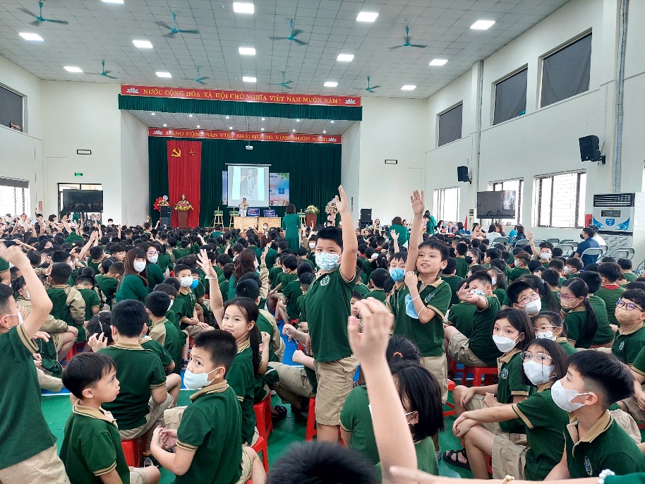 Phần giao lưu giữa diễn giả Sơn Lâm và các em học sinh Trường TH&THCS Hoàng Hoa Thám